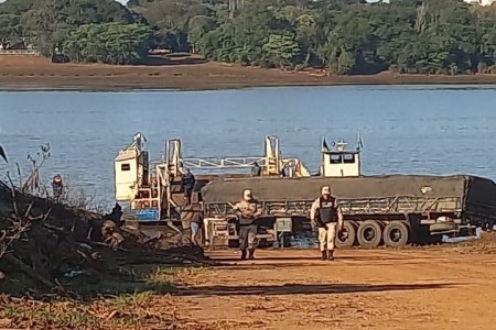 Corrientes sin infraestructura: colapsó puerto en Alvear y cae un camión